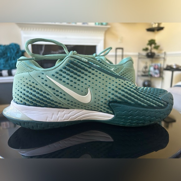 NIKE Women’s Tennis Court Shoes - Picture 7 of 11